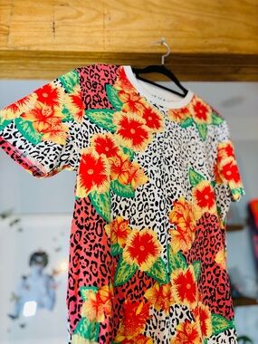 🌺 TNA Aritzia Floral & Leopard Print Tee – Size M 🌺